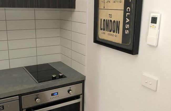 Timber Door Luxury Accommodation Geelong - Photo 12