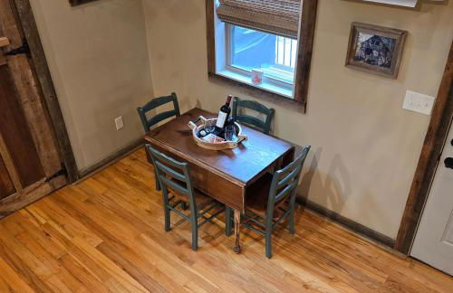 Couples Getaway Cabin with a Loft - Firepit - Creek - Foto 16