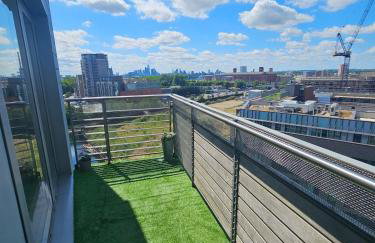 Executive E15 Apartment - Skyline Terrace & Free Private Parking - 5-min Walk to Abba Arena - Foto 35