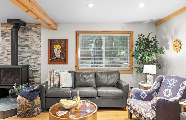 Sweet Pine Deck + Hot Tub, Cozy Modern Interior Close to Ski Resort! - Foto 34