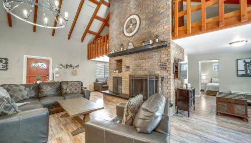 Fire Pit and Grill Spacious Forest Lakes Chalet - Foto 4