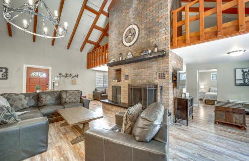 Fire Pit and Grill Spacious Forest Lakes Chalet - Foto 4