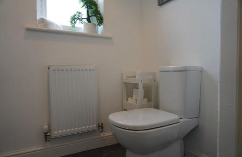 Rare find - new build 3 bedroom house near Cheshire Oaks - Photo 10