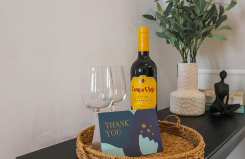 Sanjo Suite - Sleek 2BR Home with Parking & WIFI - Foto 8