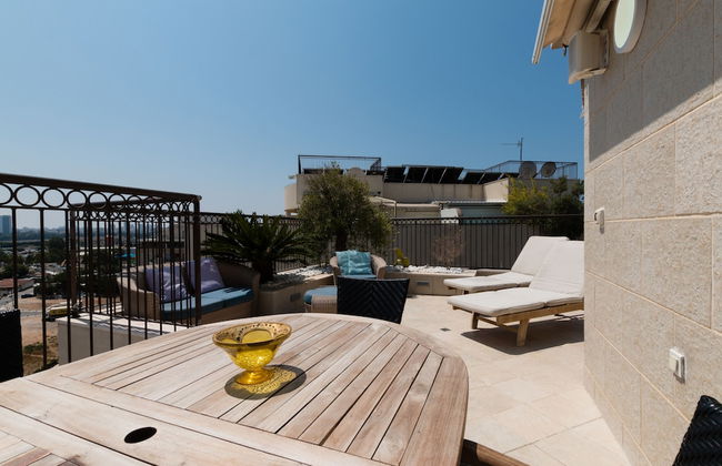 Apartment with Sauna, Hot Tub & Parking - Photo 17