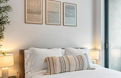 Downtown Condo with Den and Pool Access - Foto 34