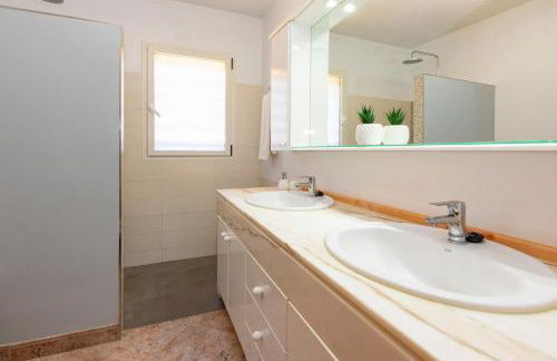 Villa close to Ibiza Town Sleeps 12 - Photo 34