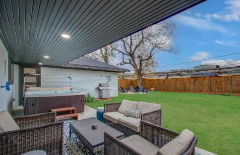 5-BD Modern Central Getaway w Hot Tub - Mins to DT - Foto 27