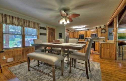 Bear Naked Hideaway - Relax in the hot tub with sounds from the nearby creek - Foto 13