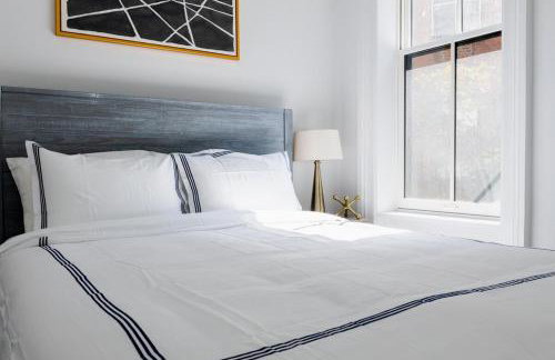 E10-2 Designer East Village Townhouse 1BR W D - Foto 5