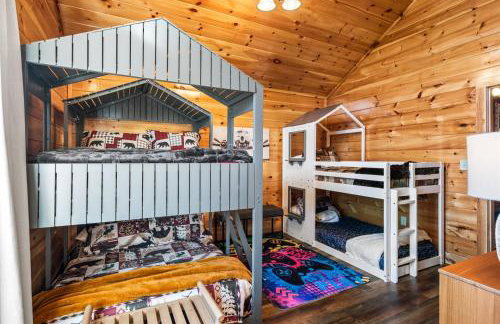 Indoor Pvt Pool, Pkyway, 44, HotTub, BBQ, King - Photo 34