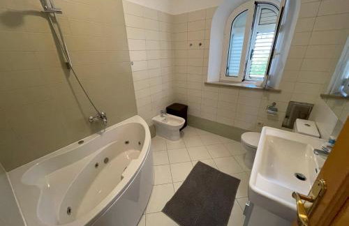 Luxury Seaside Villa with a classic Mediterranean Olive Garden, a fully equipped Professional Kitchen, Pool, Sauna, Padle Boards and Canoe - Miolin Beach House - Photo 50