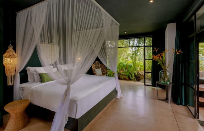 Cool and Contemporary Hilltop Villa With Ocean Views - Photo 34