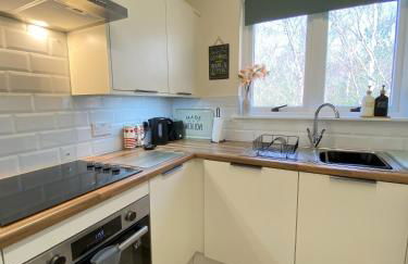Treetops - Bright 2 Bed Flat - Super Location - Photo 15