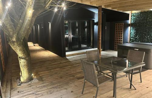 Rural Romantic Cabin-Hot Tub & Outdoor Kitchen - Foto 17