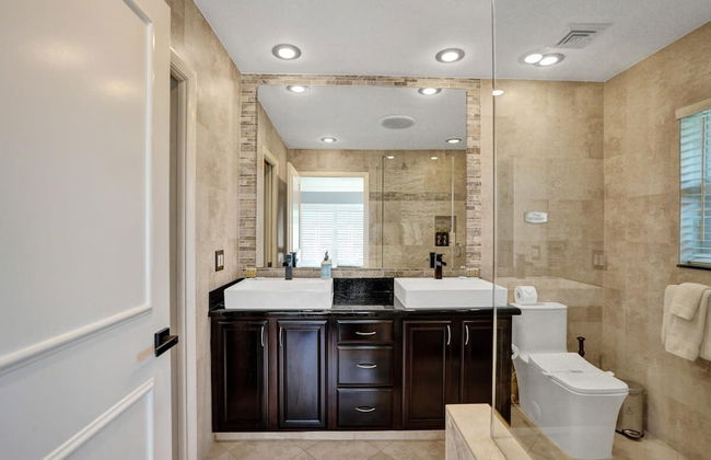 Luxe 4BR Waterfront w Htd Pool 5min to Beach - Foto 39