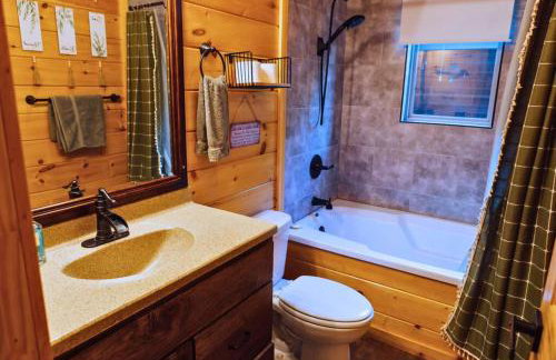 Luxe Lodge Escape - Hot Tub-Outdoor Movies-Game Room-Fire Pit - Foto 62
