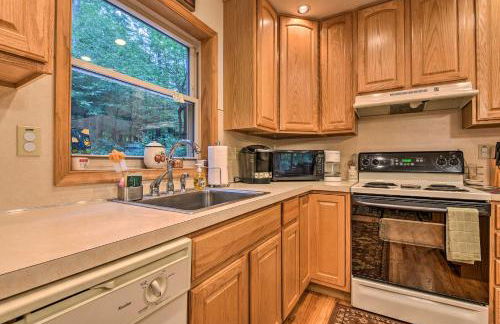 Pocono Mountain Home with 3 Community Lakes! - Foto 8