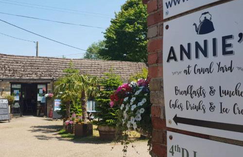 Swan Cottage 2-Bedroom-Netflix-Parking-Nature-Canal - Photo 54