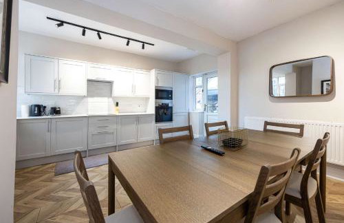 Detached House In Prestwich Sleeps 10 with Parking - Foto 16