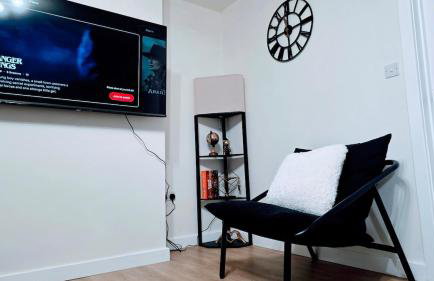 Modern 3 Bed House with Parking for Families and Contractors - Foto 12