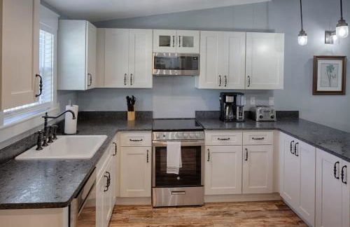 Updated Cottage in Heart of Town Park & Walk - Foto 6