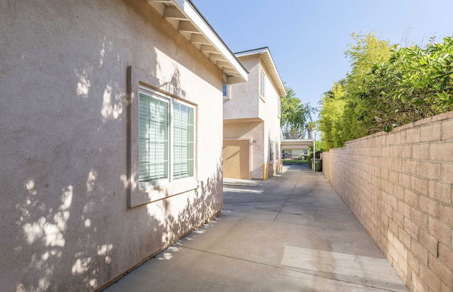 Elegant Retreat Modern Comforts, Prime Location - Photo 40