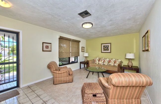 Avanti Vacation Rental, Relaxing 3-BR Retreat with Private Pool Minutes from Vanderbilt Beach and Delnor-Wiggins State Park. Enjoy Southern Exposure, BBQ Area, and Pet-Friendly Comfort - Foto 8