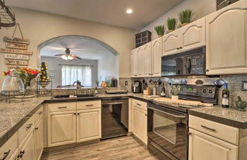 Lavish Family Escape with Game Room in Avondale! - Foto 8