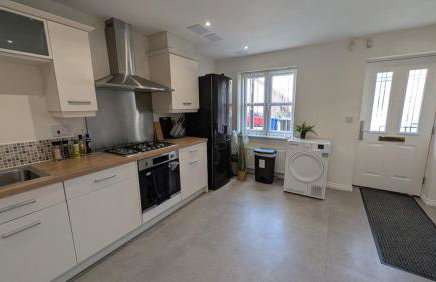 Large Modern House With Private Parking - Photo 16