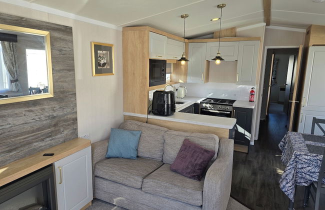 3 Bed-sleeps 8-free Parking-5 Min to Beach - Photo 11