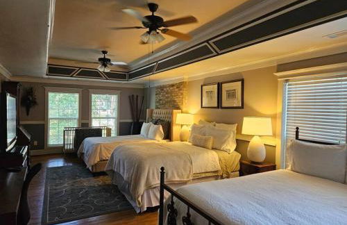 Close to Downtown, 11-Person Swim Spa-Hot Tub, 75" TV 4 Movie Nights, Spacious, Walk To Restaurants, Ping Pong - Foto 17