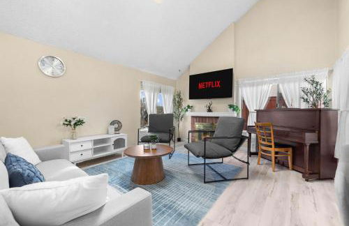 Mira Mesa Family Retreat 4BR with Balcony and Firepit - Photo 17