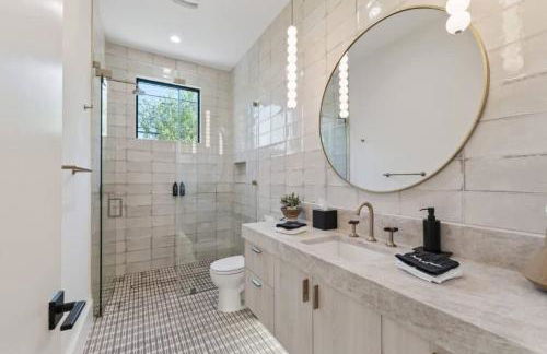 Barton Springs Luxe Heated Pool Spa Sleeps 16 - Photo 72