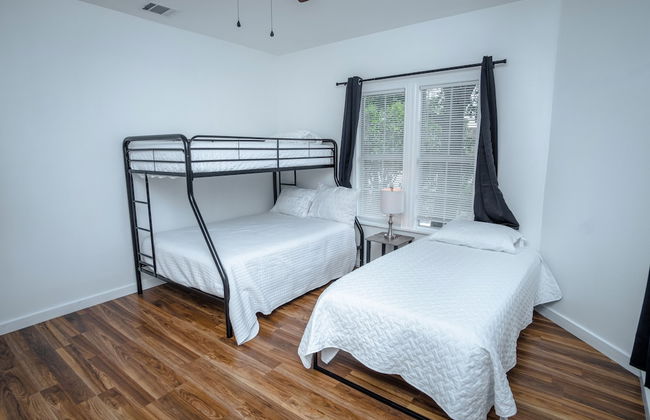 Downtown Remodeled Cozy 2br/1ba Home Sleeps 8 - Photo 21