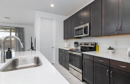 Stylish & Bright Gem ~ King/Queen Beds ~ Backyard! - Foto 9