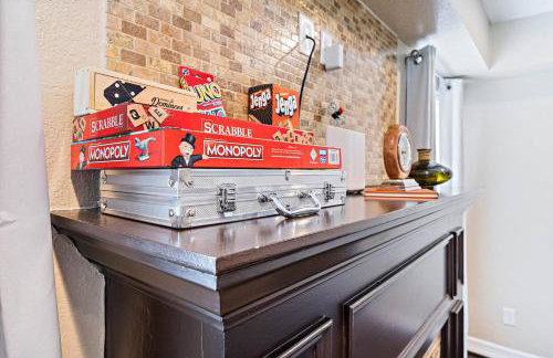 Nr DT, Med Center, Midtown Sleeps 16 Game Room - Photo 8