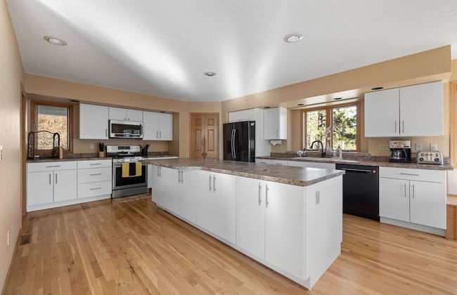 Peaceful Pines 5 BR Home with Jacuzzi - Foto 9