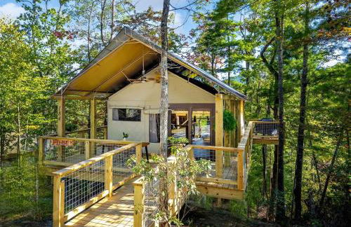 Secluded Glamping Tree Tent with Outdoor Soaking Tub & Private Pizza Oven Near Waterfalls, Zirconia, NC - Foto 1