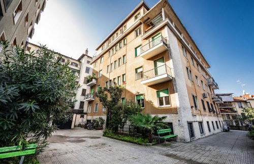 Design and Silence - Wide renovated apartment 2 stops form centrale - Foto 30