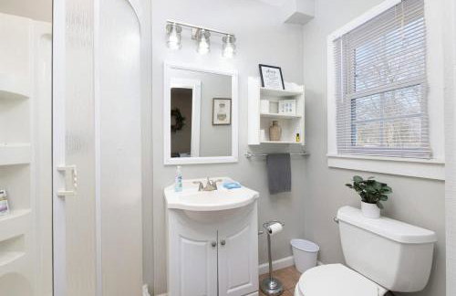 Large 4 Bedroom Home Close to Airport and IX Center - Foto 23