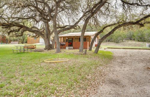 'Cabana Luna' Cabin w/ Deck, Swing & Fire Pit! - Foto 26