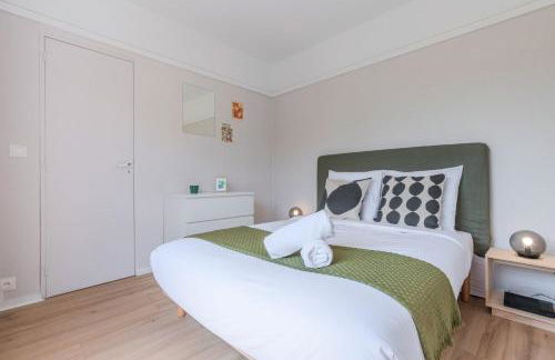 Spacious 3 bedroom apartment & private parking! - Foto 15