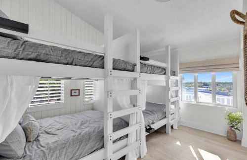 NEW LISTING! Reel Joy Waterfront Luxe with Pool and Private Dock home - Foto 8