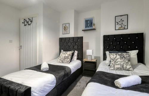 Vibrant 3BR Getaway Sleeps 6 Exclusive Offer - Photo 3