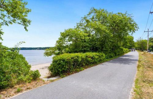 Family Lakeside Escape with Private Beach and Calm Waters - Foto 19