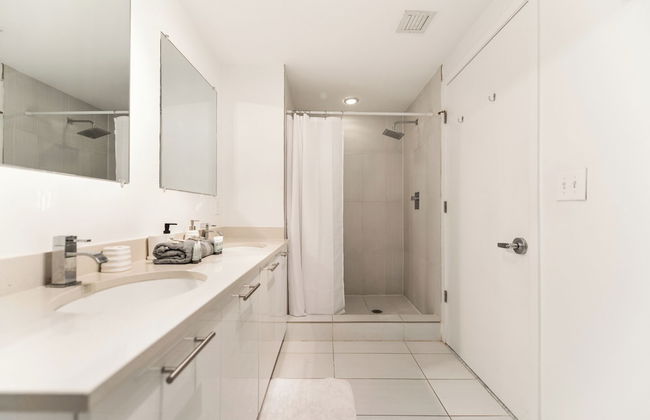 Lovely Condo|Pool & Parking at Midblock - Foto 18