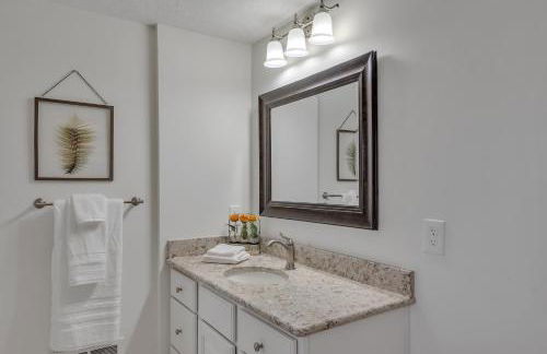 Amazing Lakefront Retreat On Long Lake! 2 Bedroom Home by RedAwning - Foto 56