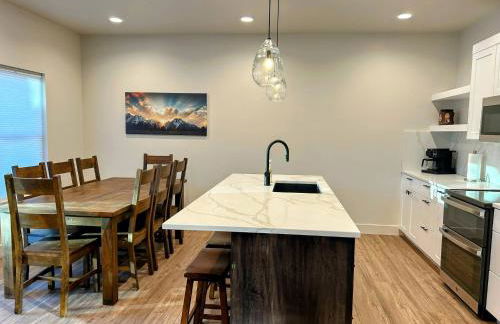 Peaks & Pines Modern Gem, 2 Kings, Bunks, Hot Tub, Walkable, Kid's Cove - Foto 15