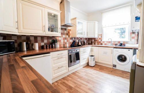 Spacious 4-Bed Home, Perfect Stay with Free WiFi - Foto 47